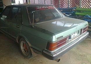 DATSUN BLUEBIRD 1.8 MT ปี 83 รถบ้านสภาพดีเดิมๆสีสันเดิมๆพร้อมใช้งานได้เลยครับ เครื่องแห้งแรงดี ภายในคอนโซลครบพร้อม แอร์เย็น ช่วงล่างแน่นดี ยางสภาพดีประมาณ 70\% พร้อมใช้งาน เอกสารทะเบียนครบพร้อมโอน ราคาต่อรองได้ครับ