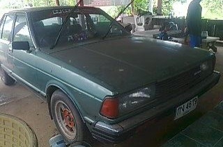 DATSUN BLUEBIRD 1.8 MT ปี 83 รถบ้านสภาพดีเดิมๆสีสันเดิมๆพร้อมใช้งานได้เลยครับ เครื่องแห้งแรงดี ภายในคอนโซลครบพร้อม แอร์เย็น ช่วงล่างแน่นดี ยางสภาพดีประมาณ 70\% พร้อมใช้งาน เอกสารทะเบียนครบพร้อมโอน ราคาต่อรองได้ครับ