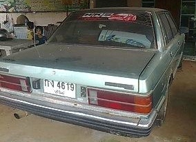 DATSUN BLUEBIRD 1.8 MT ปี 83 รถบ้านสภาพดีเดิมๆสีสันเดิมๆพร้อมใช้งานได้เลยครับ เครื่องแห้งแรงดี ภายในคอนโซลครบพร้อม แอร์เย็น ช่วงล่างแน่นดี ยางสภาพดีประมาณ 70\% พร้อมใช้งาน เอกสารทะเบียนครบพร้อมโอน ราคาต่อรองได้ครับ