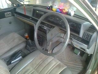 DATSUN BLUEBIRD 1.8 MT ปี 83 รถบ้านสภาพดีเดิมๆสีสันเดิมๆพร้อมใช้งานได้เลยครับ เครื่องแห้งแรงดี ภายในคอนโซลครบพร้อม แอร์เย็น ช่วงล่างแน่นดี ยางสภาพดีประมาณ 70\% พร้อมใช้งาน เอกสารทะเบียนครบพร้อมโอน ราคาต่อรองได้ครับ