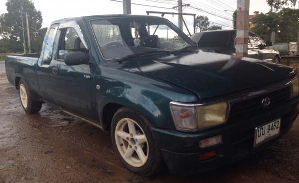 TOYOTA HILUX MIGHTY-X EXTRACAB 2.5 MT ปี 37 รถบ้านสภาพสวยพร้อมใช้งาน โปร่งหลังแล้วครับ เครื่องแน่นแรงดี ภายในเก๋งคอนโซลสวยครบ พวงมาลัยเพาเวอร์ กระบะสวยไม่มีผุกร่อน ช่วงล่างแน่น ล้อแม็กลายสวย ยางสภาพดี 4 เส้นประมาณ 70\% พร้อมใช้งาน เอกสารทะเบียนครบพร้อมโอน