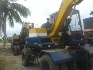 แบคโฮล้อยาง KOMATSU PW 60-3 ติดหัวคีบอ้อย มี2คัน