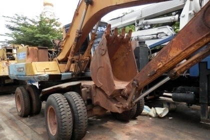 แบคโฮล้อยาง KOMATSU PW100-3-2เพลา มีแอร์ ลายหัวเจาะ อิ