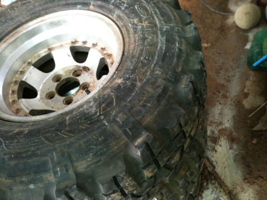 ขายยางลายตะขาบ 33x15   5รูน็อตพร้อมแม็ก