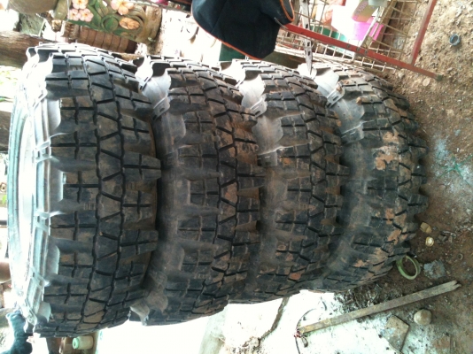 ขายยางลายตะขาบ 33x15   5รูน็อตพร้อมแม็ก