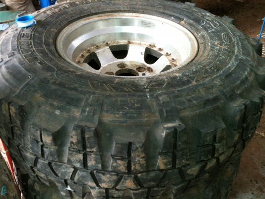 ขายยางลายตะขาบ 33x15   5รูน็อตพร้อมแม็ก