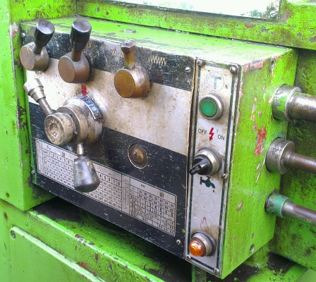 Sell> แท่นกลึง Ching Fong 6 ฟุต 3 เพลา มีเบลค คอม้าถอดได้ 2 ช่วง เครื่องใต้หวันครับ