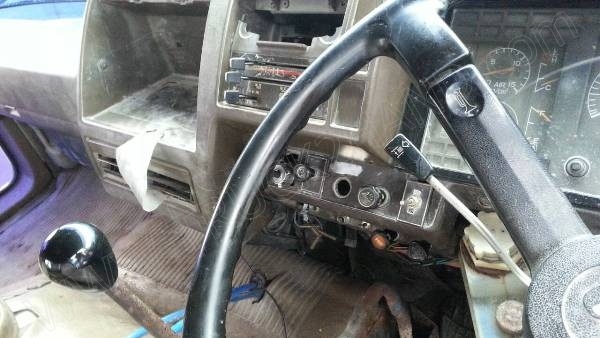 รถบรรทุก 10 ล้อดั๊มพ์ท้องเรือ  ยี่ห้อ NISSAN  ลงหัว HINO 2 เพลา  225 แรงม้า