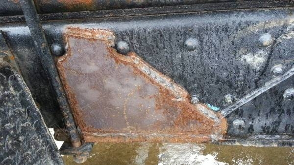 รถบรรทุก 10 ล้อดั๊มพ์ท้องเรือ  ยี่ห้อ NISSAN  ลงหัว HINO 2 เพลา  225 แรงม้า