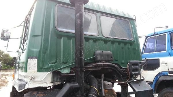 รถบรรทุก 10 ล้อดั๊มพ์ท้องเรือ  ยี่ห้อ NISSAN  ลงหัว HINO 2 เพลา  225 แรงม้า