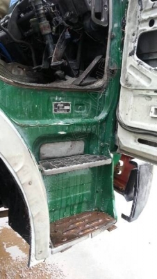 รถบรรทุก 10 ล้อดั๊มพ์ท้องเรือ  ยี่ห้อ NISSAN  ลงหัว HINO 2 เพลา  225 แรงม้า