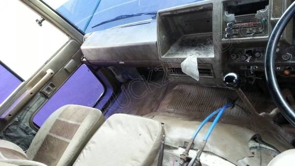 รถบรรทุก 10 ล้อดั๊มพ์ท้องเรือ  ยี่ห้อ NISSAN  ลงหัว HINO 2 เพลา  225 แรงม้า