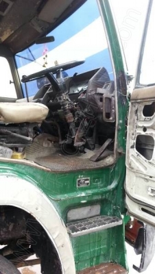 รถบรรทุก 10 ล้อดั๊มพ์ท้องเรือ  ยี่ห้อ NISSAN  ลงหัว HINO 2 เพลา  225 แรงม้า