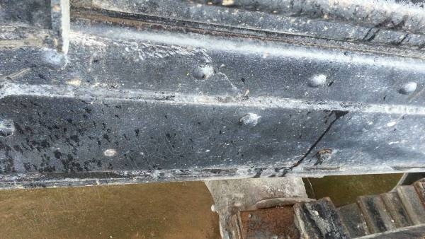 รถบรรทุก 10 ล้อดั๊มพ์ท้องเรือ  ยี่ห้อ NISSAN  ลงหัว HINO 2 เพลา  225 แรงม้า