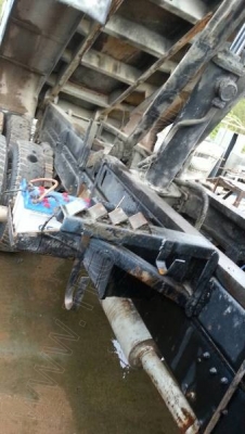 รถบรรทุก 10 ล้อดั๊มพ์ท้องเรือ  ยี่ห้อ NISSAN  ลงหัว HINO 2 เพลา  225 แรงม้า