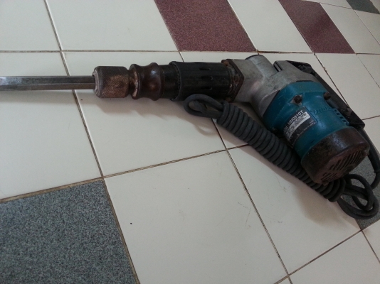 ขายเครื่องสกัดแย็กไฟฟ้ายี่ห้อmakitaรุ่นHM0810สภาพดีเครื่องเดิมๆพร้อมใช้งาน