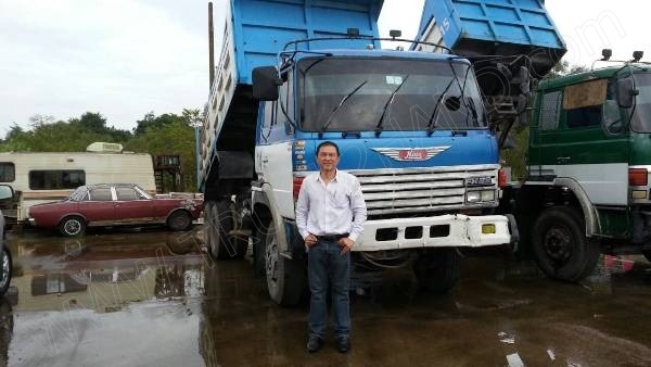 รถบรรทุก 10 ล้อดั๊มพ์ท้องเรือ  ยี่ห้อ NISSAN  ลงหัว HINO 2 เพลา  225 แรงม้า