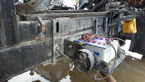 รถบรรทุก 10 ล้อดั๊มพ์ท้องเรือ  ยี่ห้อ NISSAN  ลงหัว HINO 2 เพลา  225 แรงม้า