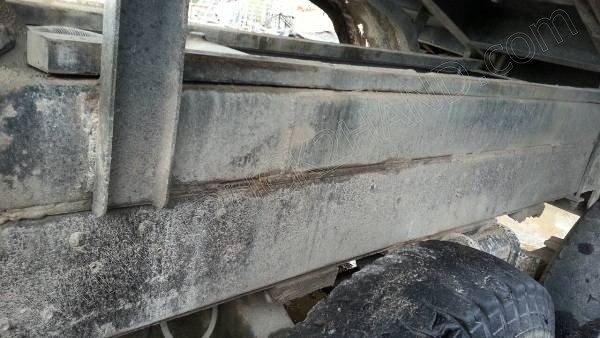 รถบรรทุก 10 ล้อดั๊มพ์ท้องเรือ  ยี่ห้อ NISSAN  ลงหัว HINO 2 เพลา  225 แรงม้า