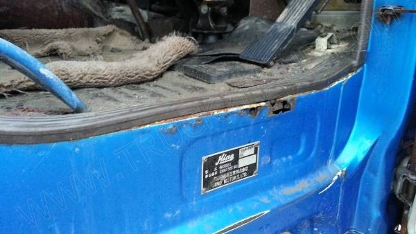 รถบรรทุก 10 ล้อดั๊มพ์ท้องเรือ  ยี่ห้อ NISSAN  ลงหัว HINO 2 เพลา  225 แรงม้า