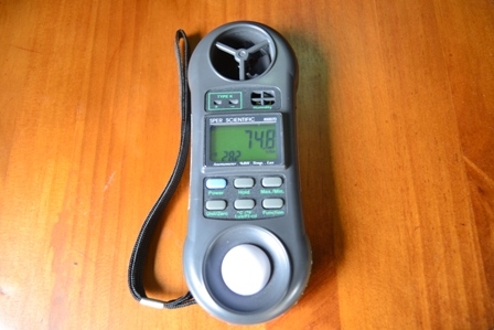 เครื่องวัดความเร็วลม + เครื่องวัดอุณหภูมิ + เครื่องวัดความชื้น + เครื่องวัดแสง  Sper Scientific