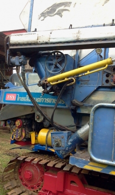 อยากขายรถเกี่ยวข้าวไทยเส็งยนต์ เดี่ยวทรนง