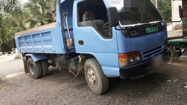 รถอีซูซุ 6 ล้อดั้ม 120 แรงม้า ( ฝาดำ ) ปี 38. สนใจติดต่อ 081 - 6079515