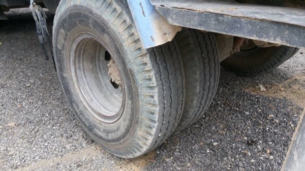 รถอีซูซุ 6 ล้อดั้ม 120 แรงม้า ( ฝาดำ ) ปี 38. สนใจติดต่อ 081 - 6079515