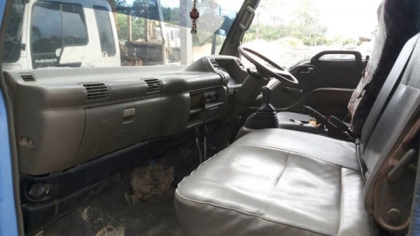 รถอีซูซุ 6 ล้อดั้ม 120 แรงม้า ( ฝาดำ ) ปี 38. สนใจติดต่อ 081 - 6079515