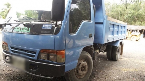 รถอีซูซุ 6 ล้อดั้ม 120 แรงม้า ( ฝาดำ ) ปี 38. สนใจติดต่อ 081 - 6079515