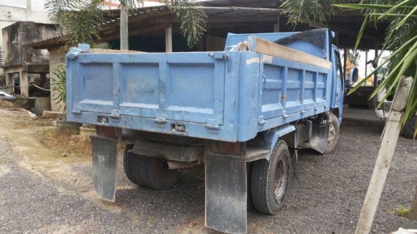 รถอีซูซุ 6 ล้อดั้ม 120 แรงม้า ( ฝาดำ ) ปี 38. สนใจติดต่อ 081 - 6079515