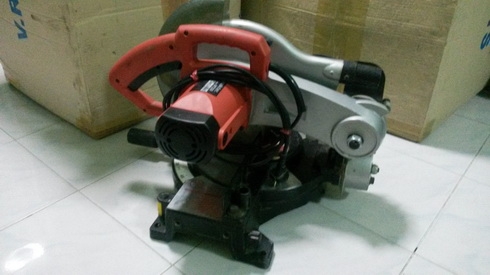 แท่นเลื่อยตัดองศายี่ห้อmaktec ขนาดใบ 10 นิ้ว 1500w สภาพดีๆพร้อมใช้งานครับ