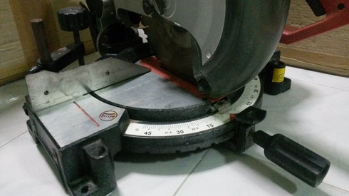 แท่นเลื่อยตัดองศายี่ห้อmaktec ขนาดใบ 10 นิ้ว 1500w สภาพดีๆพร้อมใช้งานครับ