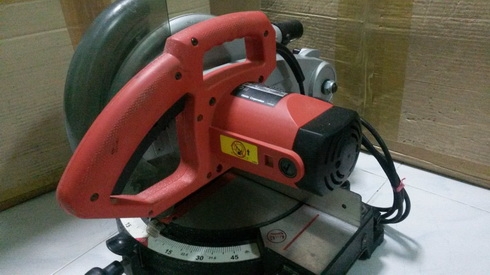 แท่นเลื่อยตัดองศายี่ห้อmaktec ขนาดใบ 10 นิ้ว 1500w สภาพดีๆพร้อมใช้งานครับ