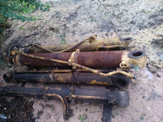 ขายด่วน กระบอกกลาง cat 320 b สภาพพร้อมใช้งาน