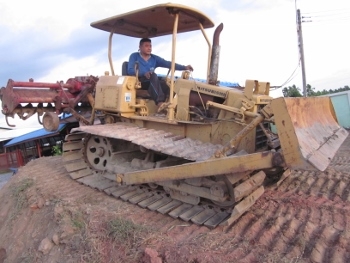 ขาย-รถแทรกเตอร์ ดันดิน MITSUBISHI: FA 50 รุ่นแทรคเหล็ก ตีนเป็ด กว้าง 70 ซม. พร้อมโรตารี่พรวนดินติดท้าย ยาว 2.6 เมตร