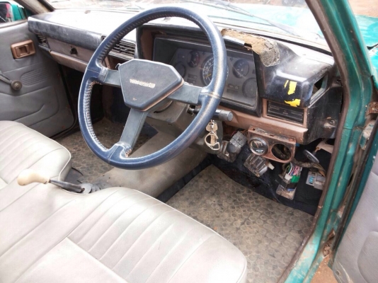 NISSAN 720 - SD22 Diesel 5 ขอ ปี 27 รถสภาพดีสีบางเดิมดี เครื่องแน่นแรงดีไม่มีเยิ้ม ภายในสวยคลาสิค เพดาน เบาะคงสภาพดีไม่มีขาด กระบะ 5 ขอไม่มีผุ ช่วงล่างแน่นดีคัชซีดีไม่มีผุ ยางสภาพดี 4 เส้นประมาณ 60\% พร้อมใช้งาน เอกสารทะเบียนครบพร้อมโอน ราคาต่อรองได้ครับ