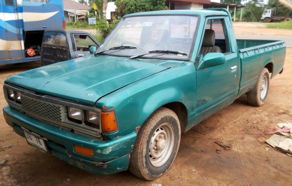 NISSAN 720 - SD22 Diesel 5 ขอ ปี 27 รถสภาพดีสีบางเดิมดี เครื่องแน่นแรงดีไม่มีเยิ้ม ภายในสวยคลาสิค เพดาน เบาะคงสภาพดีไม่มีขาด กระบะ 5 ขอไม่มีผุ ช่วงล่างแน่นดีคัชซีดีไม่มีผุ ยางสภาพดี 4 เส้นประมาณ 60\% พร้อมใช้งาน เอกสารทะเบียนครบพร้อมโอน ราคาต่อรองได้ครับ