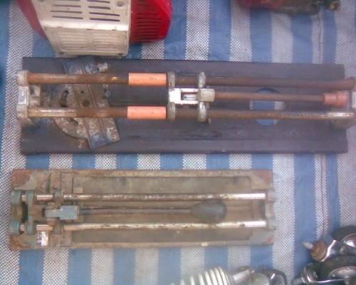 ตัวตัดกระเบื้องสภาพพร้อมใช้งานครับราคาตัวใหญ่ความยาวประมาณ 2 ฟุตครับ 900 บาท   ตัวเล็ก  800  ครับ  งานนอกครับไม่ใช่จีนครับสภาพพร้อมใช้