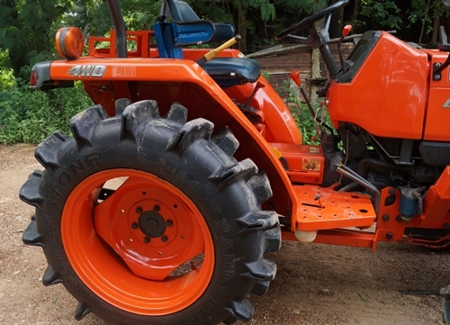ขายรถไถ KUBOTA L3408 ระบบ 4 WD พร้อมใบมีดดันดินหน้า