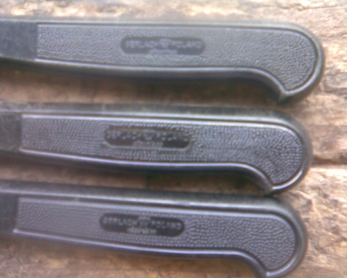 มีดสแตนเลสแท้เมคอินโปแลนด์ครับความคมไม่ต้องพูดถึงครับสแตนเลสเนื้อหนาครับผลิตในประเทศโปแลนด์ครับเป็นของโรงงานครับมีประมาณ 150 เล่มครับ