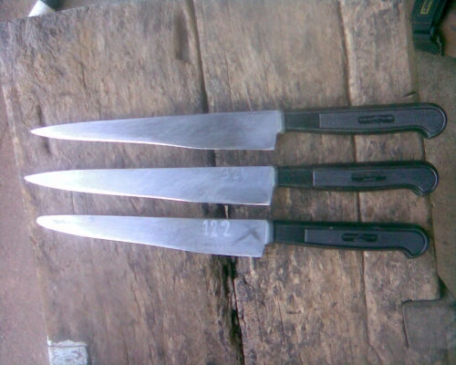 มีดสแตนเลสแท้เมคอินโปแลนด์ครับความคมไม่ต้องพูดถึงครับสแตนเลสเนื้อหนาครับผลิตในประเทศโปแลนด์ครับเป็นของโรงงานครับมีประมาณ 150 เล่มครับ