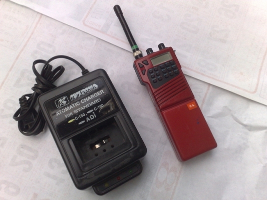 ขายADI  commader 245 ใช้งานได้ปกติรับและส่ง กำลังส่งออก 5 วัตต์ สิ่งที่จะได้ 1.ตัวเครื่อง 2.แบต 10 ก้อน 3.เสายาง 4.แท่นชาร์ท ขายในราคา 1900 บาทสนใจพร้อมโอน ธนาคารไทยพาณิชย์ 0524083475 นิธิโรจน์ วงษ์ขันธ์เดช