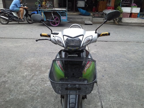 wave 125 r ปี 49 ดิสก์หน้า หลัง ล้อแม็ก กุญแจใหญ่ รถสวยมาก เครื่องเดิมๆ ชุดสีสด สวย เอกสารชุดโอนครบ