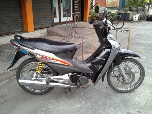 wave 100 ubox ปี 49 สีเทา ดำ กุญแจใหญ่ สภาพรถเดิมๆ เครื่องไม่เคยทำ หัวสะอาด เครื่องแน่นๆ ไม่หลวม ไม่มีควัน ภาษี พรบ.พึ่งต่ออยู่ถึง ปี 57