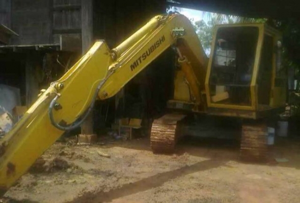 MITSUBISHI MS-70 ขายคู่กันกับรถบรรทุกหกล้อหัวยาวหางปลา ISUZU TX 168 HP EH700 ท้ายลาดใหญ่สภาพดีพร้อมใช้งานได้เลย ช่วงล่างเฟืองท้ายใหญ่ของจัมโบ้ 200 ส่วนรถแบ็คโฮร MS-70 บอดี้สวยเดิม เครื่องเดิมปั๊มเดิมแห้งแรงดีไม่มีเยิ้มไม่มีโหลด ช่วงล่างประมาณ 60\% พร้อมใช้