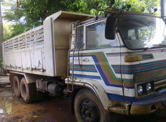 ISUZU JCM 165 HP 6BD1 สิบล้อดั๊มพ์ 2 เพลา กระบะดั๊มพ์เหล็ก 12 ตันสภาพสวย เครื่องแน่นแรงดี หัวเก๋งบางเดิมๆภายในคอนโซลครบพร้อม พวงมาลัยเพาเวอร์ ระบบเบรคทริ๊ปฟี้ ช่วงล่างคัชซีไม่บวม เพลาโบกี้เดิมๆไม่มีแตกเยิ้ม 2 เพลาแท้ ยางสภาพดี 10 เส้นประมาณ 70\% พร้อมบรรทุ