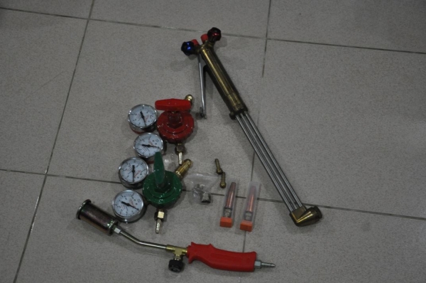 ขายชุดหัวเชื่อมแก๊ส+เกจ์วัด อุปกรณ์ครบชุด สภาพสวย(เปิดตู้ติดมา1ชุด) 2,900เท่านั้น!!