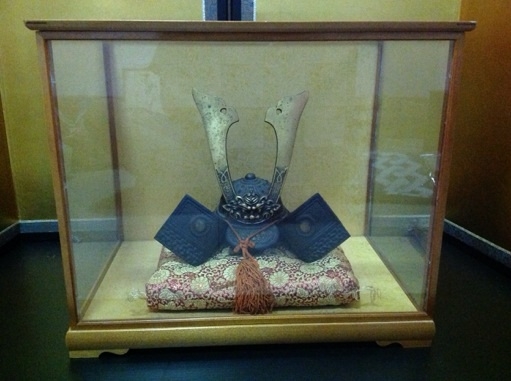 หมวกซามูไรทองเหลืองพร้อมตู้