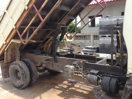 ขายด่วน รถบรรทุก 6 ล้อกระบะดั้ม HINO FC4J-140 แรง รถจดทะเบียนปี 2555 คัซซี FC4JEA-109xx  คัซซีใหญ่ สวยตลอดเส้น เครื่อง HINO JO5C -140 แรง เครื่องดี หัวสภาพสวย ภายในครบ กระบะดั้มสภาพดี ช่วงยาว 4.30 เมตร ช่วงล่างใหญ่ ยางสวย เอกสารครบ ภาษีเต็ม เล่มทะเบียนพร้